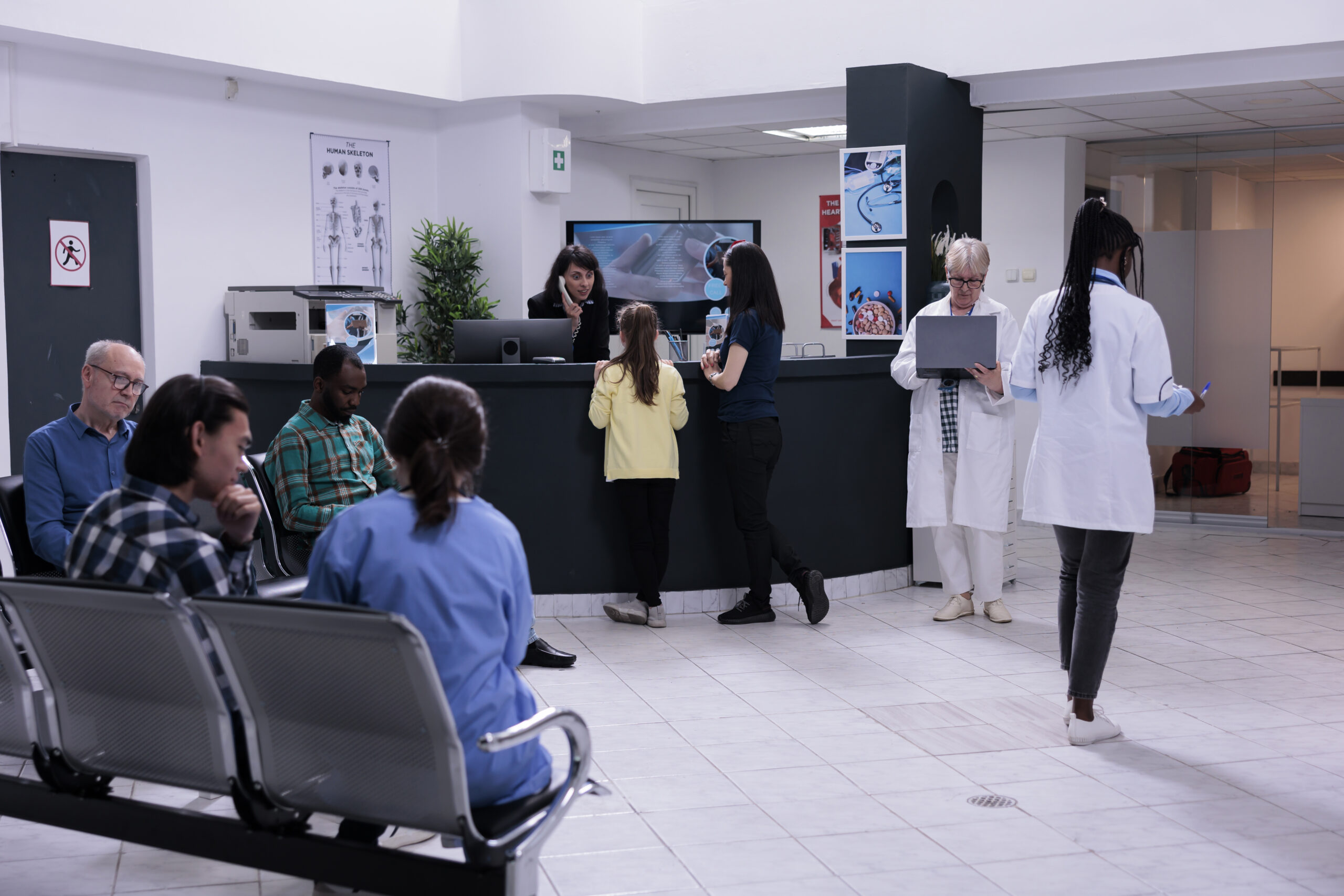 Pacientes aguardando atendimento na recepção de um hospital
